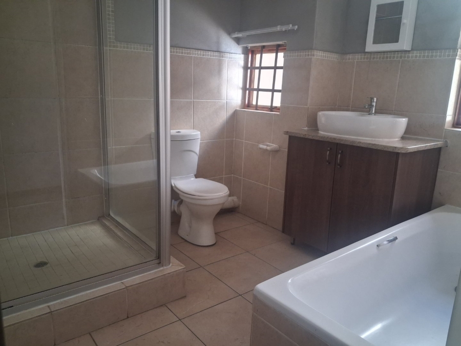 To Let 3 Bedroom Property for Rent in Hillside Free State